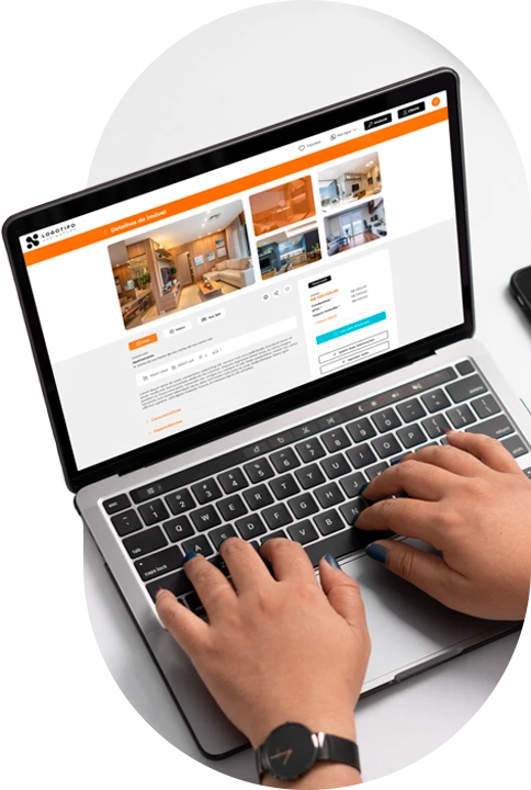 Notebook exibindo um site imobiliário desenvolvido pela Paper Plane