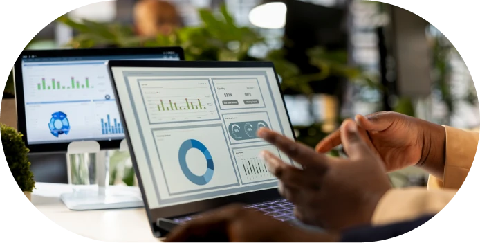 Pessoas trabalhando juntas em um projeto digital