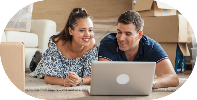 Pessoas trabalhando juntas em um projeto digital