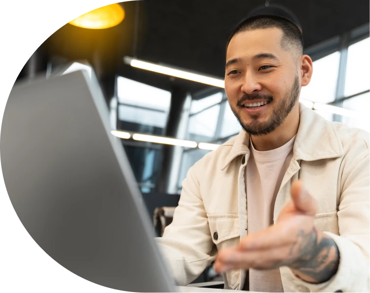 Profissional sorrindo em um ambiente de trabalho