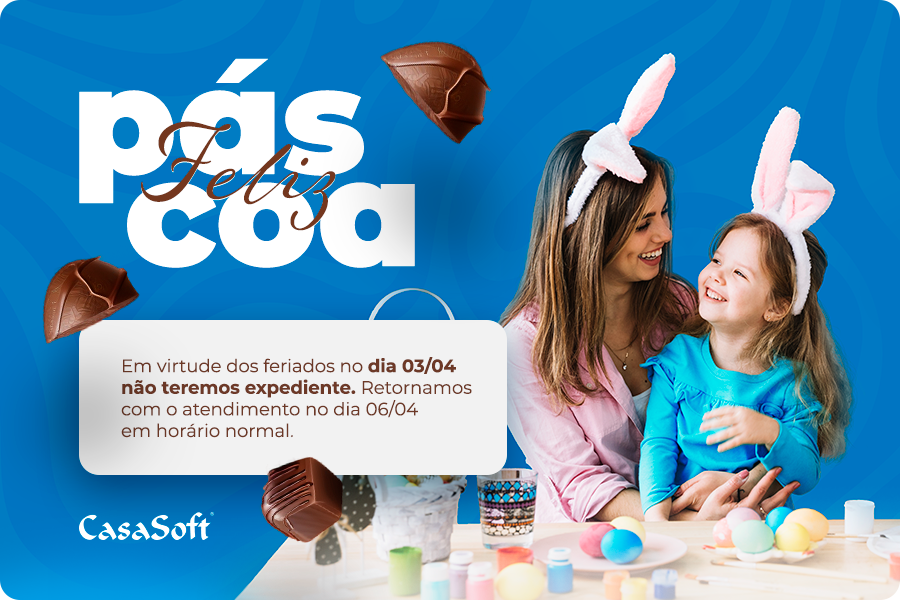 Banner de Páscoa da CasaSoft sobre fundo azul texturizado. No centro, um card branco arredondado contém o texto: 'Em virtude dos feriados no dia 03/04 não teremos expediente. Retornamos com o atendimento no dia 06/04 em horário normal.' Acima do card, o título 'Páscoa Feliz' em letras brancas grandes e cursivas marrons. À direita, uma mulher e uma criança sorrindo usam tiaras de orelhas de coelho. Ovos de chocolate flutuam pela composição e o logo CasaSoft está no canto inferior esquerdo.