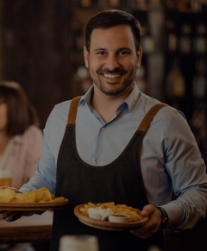 Garçom levando comida para os clientes